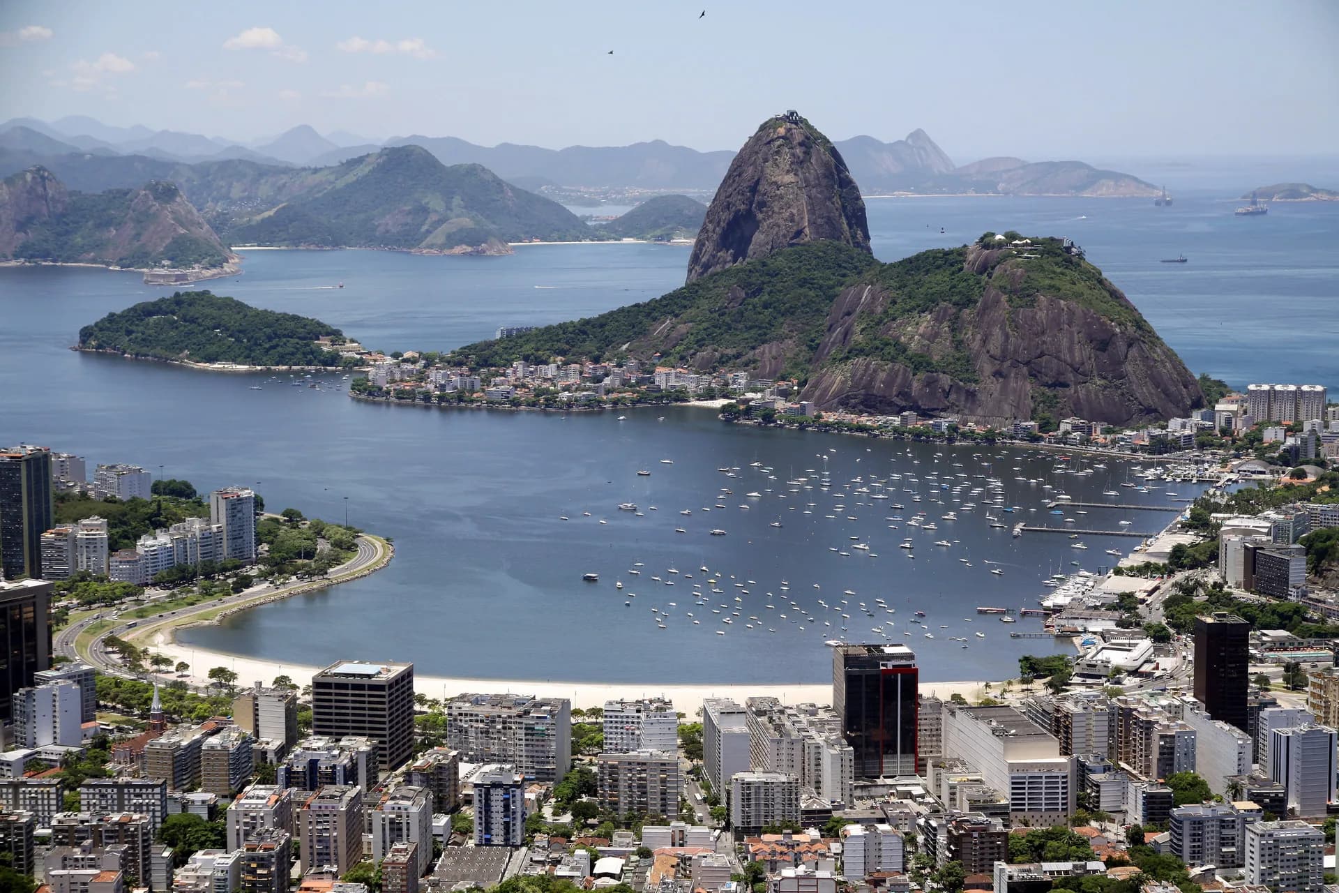 Enseada de Botafogo com vista para o Pão de Açúcar — destino saindo do Galeão