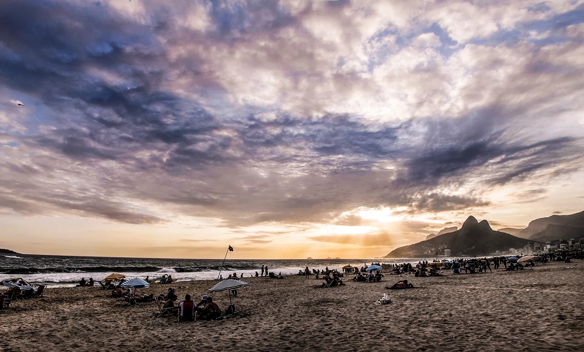 Praia de Ipanema — destino clássico para quem desembarca no Aeroporto do Galeão (GIG)
