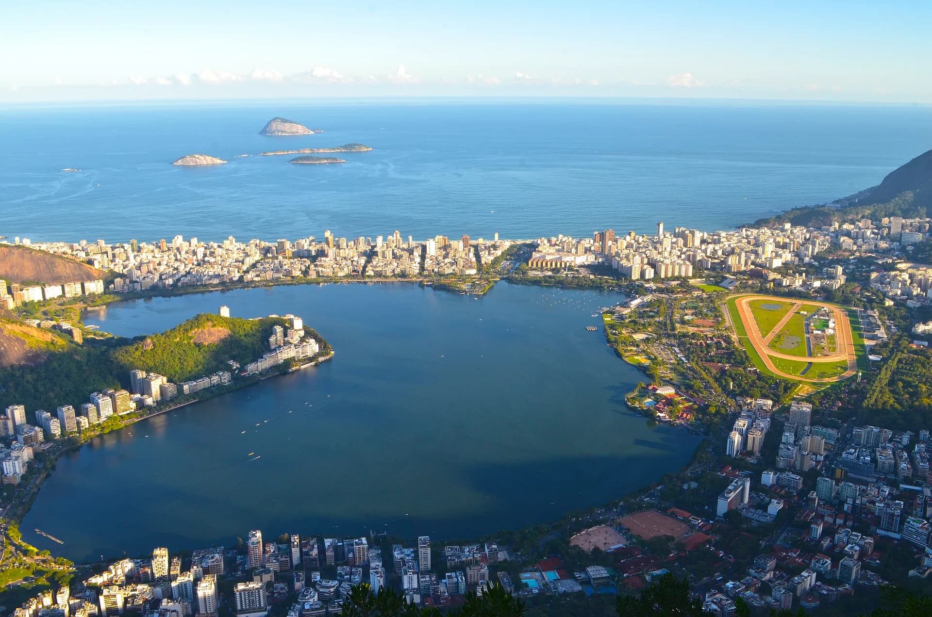 Lagoa Rodrigo de Freitas com Cristo Redentor ao fundo — destino saindo do Galeão