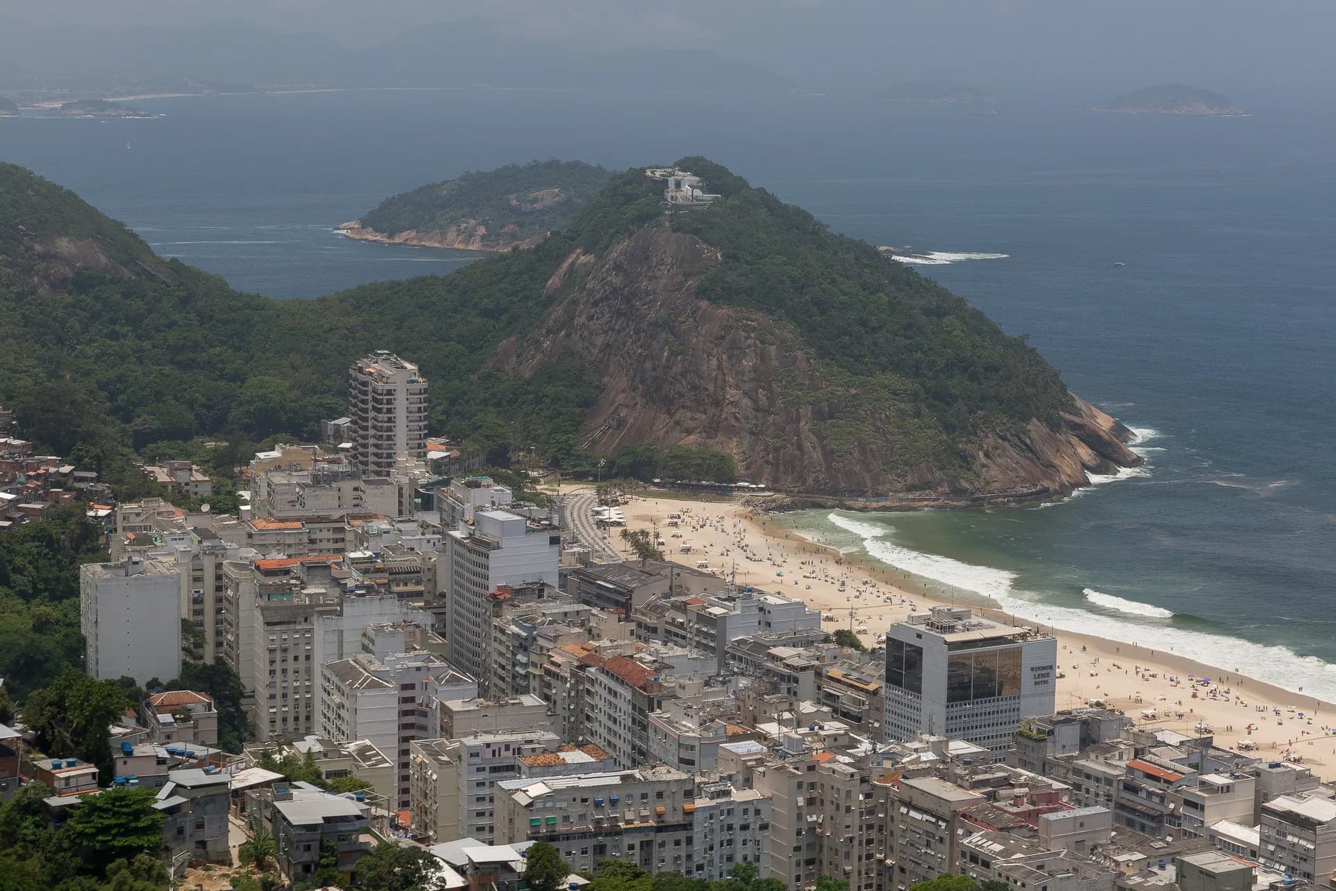 Praia do Leme — início de Copacabana, destino popular saindo do Galeão