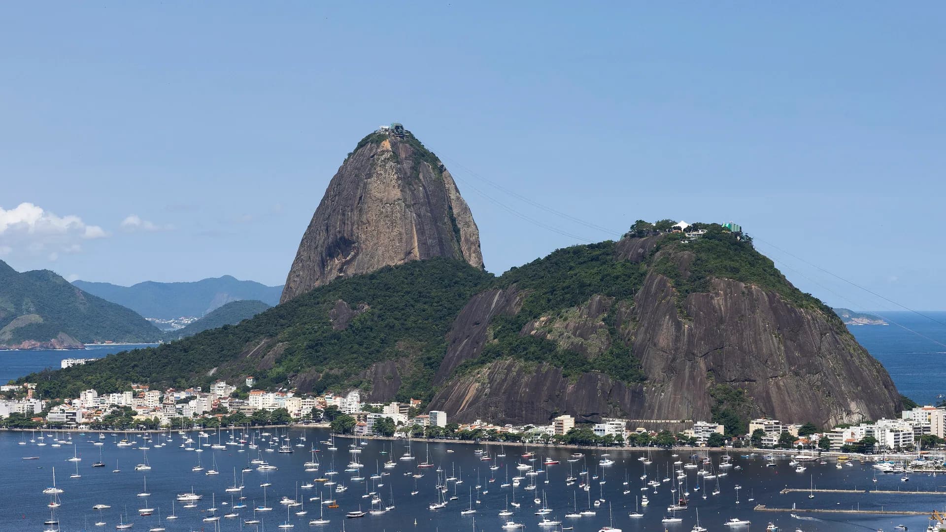 Vista do Pão de Açúcar na Urca — atração icônica do Rio de Janeiro acessada a partir do bairro de Botafogo