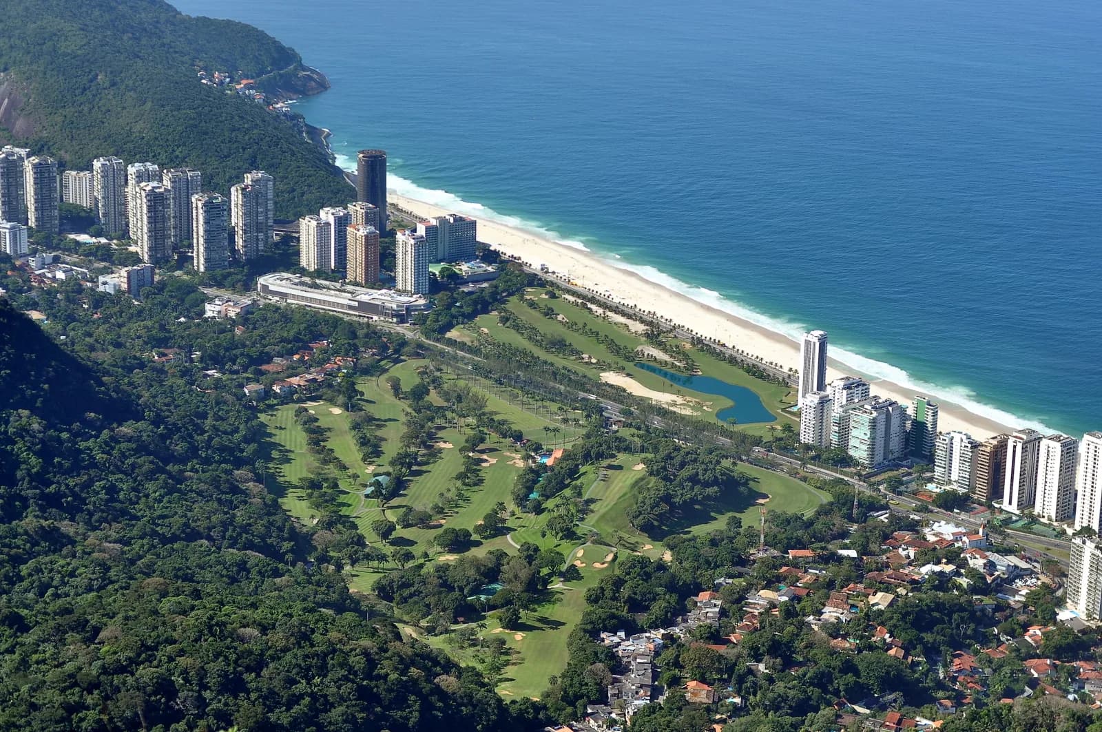 São Conrado — praia entre Leblon e Barra, com Pedra da Gávea ao fundo