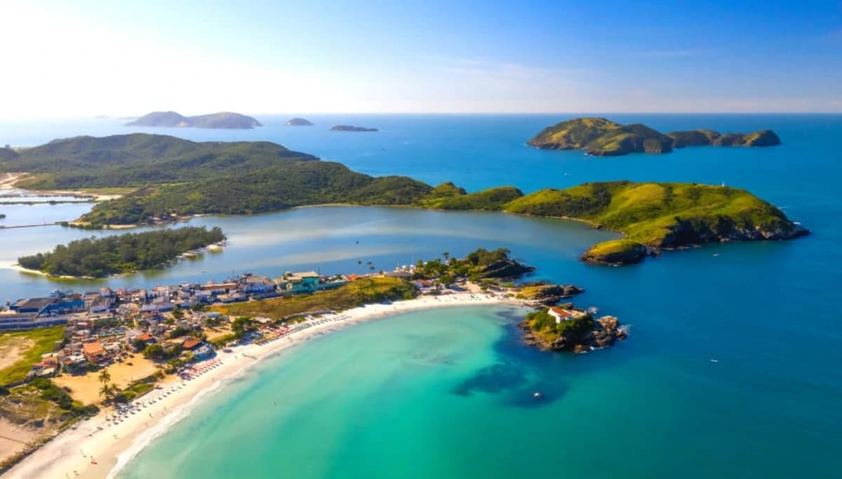 Paisagem costeira de Cabo Frio - Transfer executivo no Rio de Janeiro